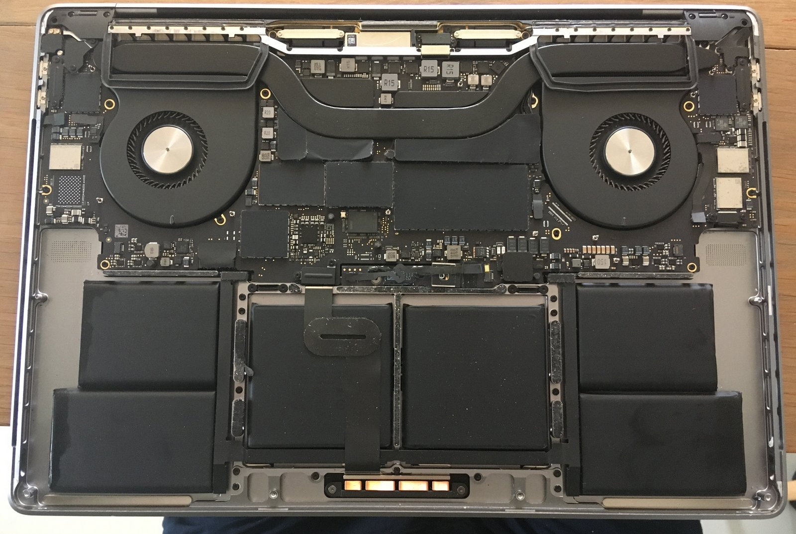Internal Photo of Apple Macbook Pro 16" A2141 EMC 3347 2019 2020 UK keyboard (MacBook Pro 16 2019)